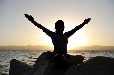 femme méditation en ouvrant ses bras sur la plage